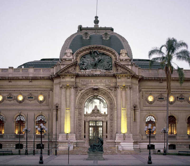 A fachada imponente do Museu Nacional de Belas Artes de Santiago