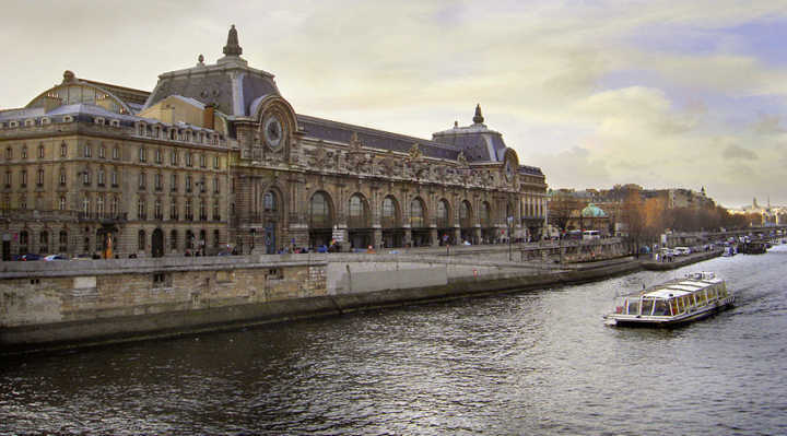 Fachada do Museu de Orsay, com o rio Sena