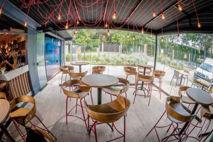 A Glasso Tap Co. tem amplo espaço para mesas