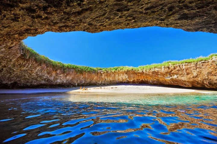 Vista da Playa del Amor, cujo o acesso é feito de barco