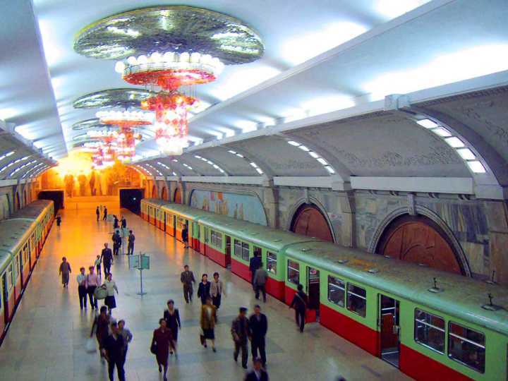 Interior da estão Puhung do metrô de Pyongyang