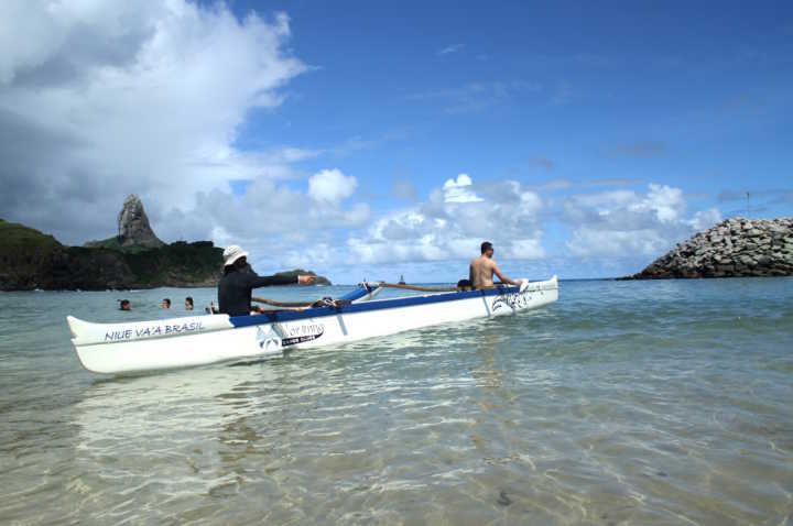 Canoa havaiana, em Fernando de Noronha