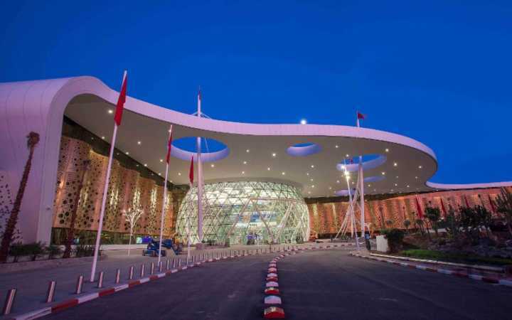 Fachada do novo aeroporto de Marrakech, no Marrocos