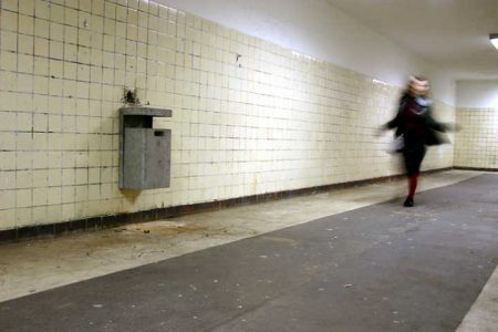 Mulher é vítima de violência sexual no metrô em São Paulo