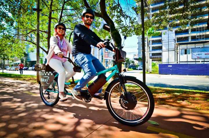 A empresa oferece transporte com bicicletas elétricas em São Paulo