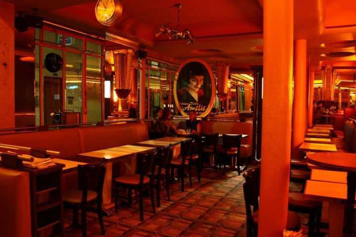 Interior do o Cafe Des Deux Moulins, em Montmartre