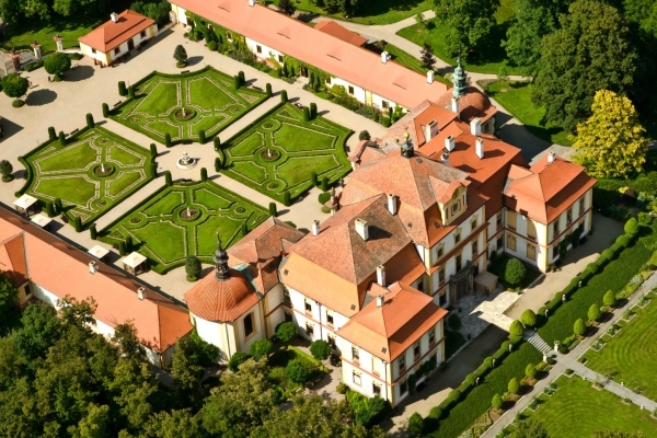 Vista aérea do castelo de Jemniště com seu exuberante jardim