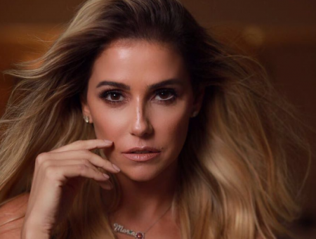 Deborah Secco contou que já saiu com mulheres