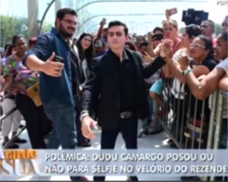 Foto que gerou polêmica se Dudu Camargo teria ou não tirados selfies no velório de Marcelo Rezende
