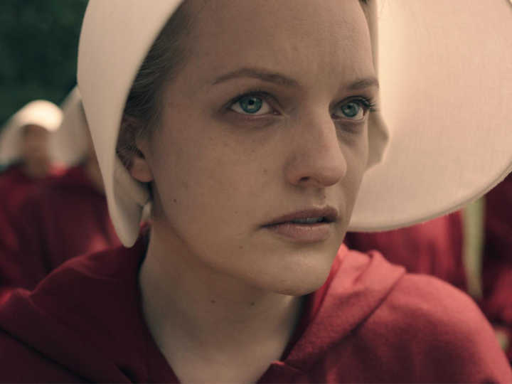 Elisabeth Moss como Offred em “The Handmaid’s Tale”