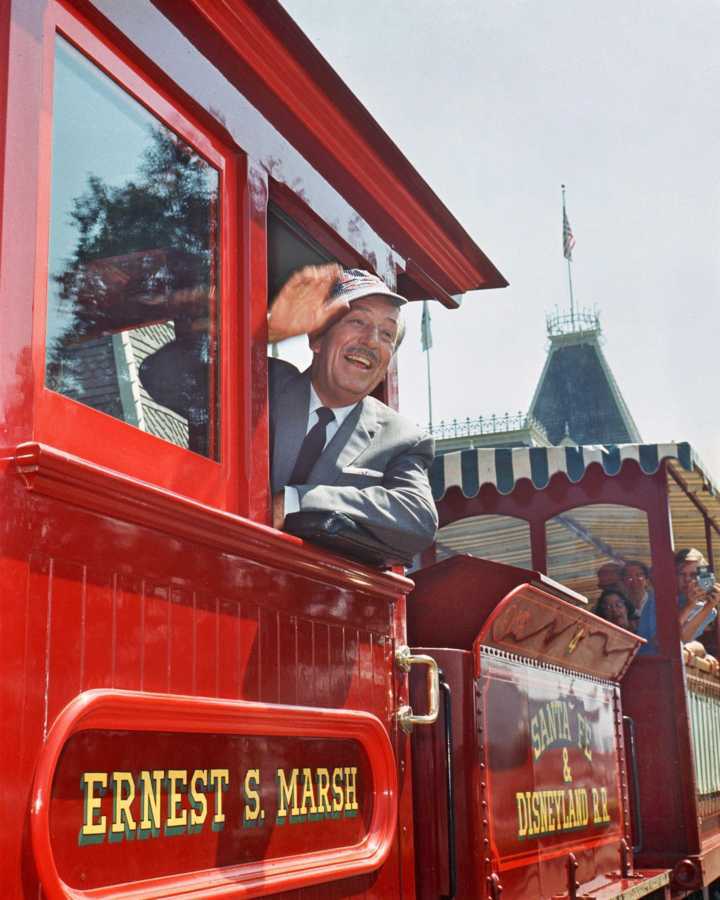 Walt Disney dando uma volta na sua atração favorita na Disneyland