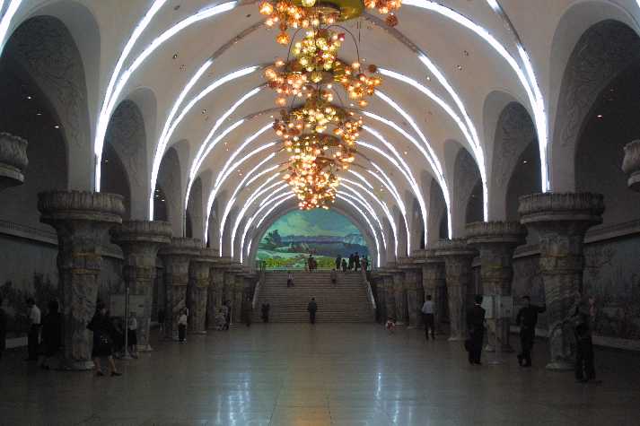 Interior de uma das estações do metrô de Pyongyang, capital da Coreia do Norte