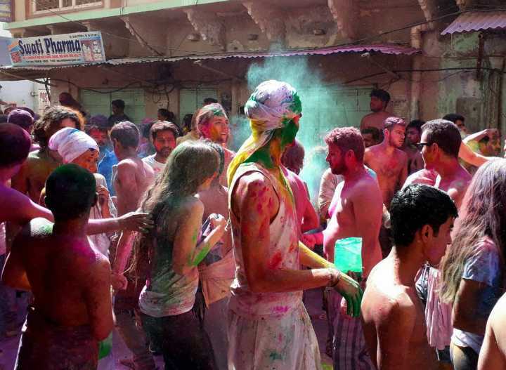 Indianos e turistas festejam o holi em Pushkar