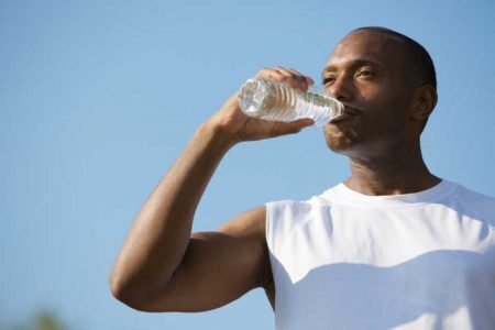 Além da água mineral, hidratação pode ser feita também com os sucos naturais, água de coco, verduras e frutas suculentas