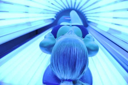 Exposição à radiação ultravioleta (UV) – do sol e de câmaras de bronzeamento – é apontada como principal causa de melanoma
