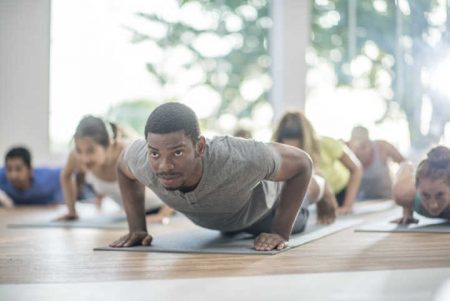 Movimentos corporais, a meditação e as técnicas de respiração ajudam a relaxar