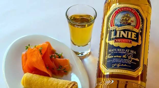 A aquavit, destilado de batata, que é o equivalente da nossa cachaça para os nórdicos