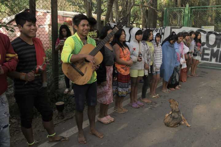 Os manifestantes ocupam o Pico do Jaraguá em protesto contra uma decisão do governo