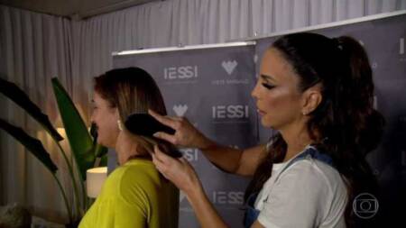 Ivete Sangalo penteia cabelo de repórter e vira piada nas redes sociais