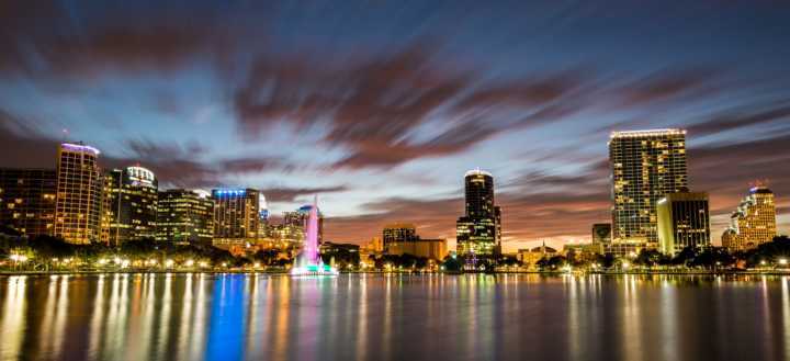 Fim de tarde no belo Lake Eola Park, em Orlando