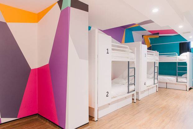 Hostels usam e abusam da decoração e do design para otimizar os espaços