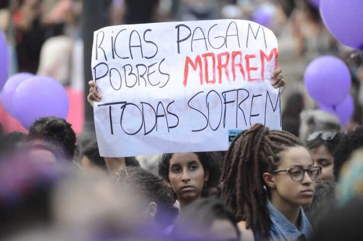 Mulheres fazem protesto no Rio de Janeiro pela legalização do aborto
