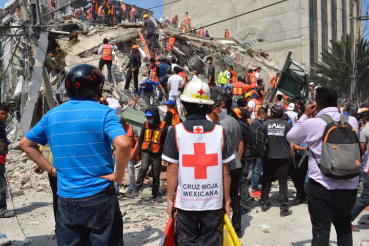 Voluntários da Cruz Vermelha ajudam a procurar vítimas do terremoto no México