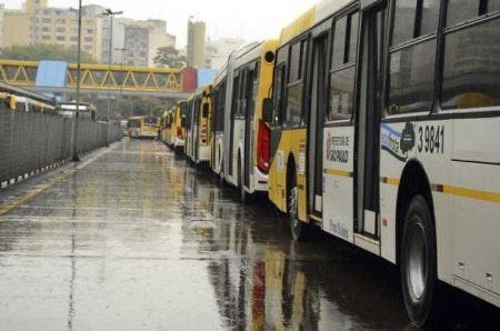 Motoristas e cobradores de ônibus da capital paulista estão parados desde às 10h, em protesto contra o aumento de 2,31% oferecido pelas empresas de ônibus