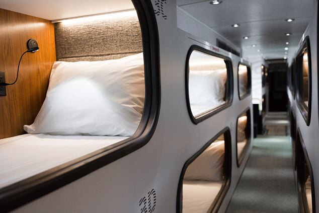Todas as cabines estão equipadas com cama, travesseiros, endredon e, claro, wi-fi