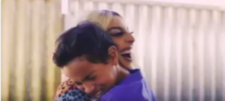 Fã se emociona ao conhecer Pabllo Vittar