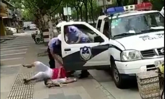 Policial derruba mulher na China