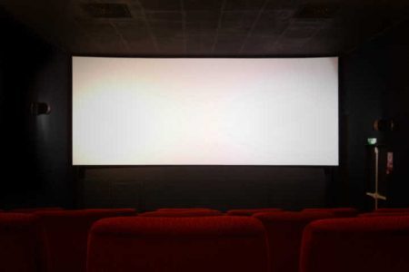 Homem foge de sala de cinema ao ser flagrado se masturbando