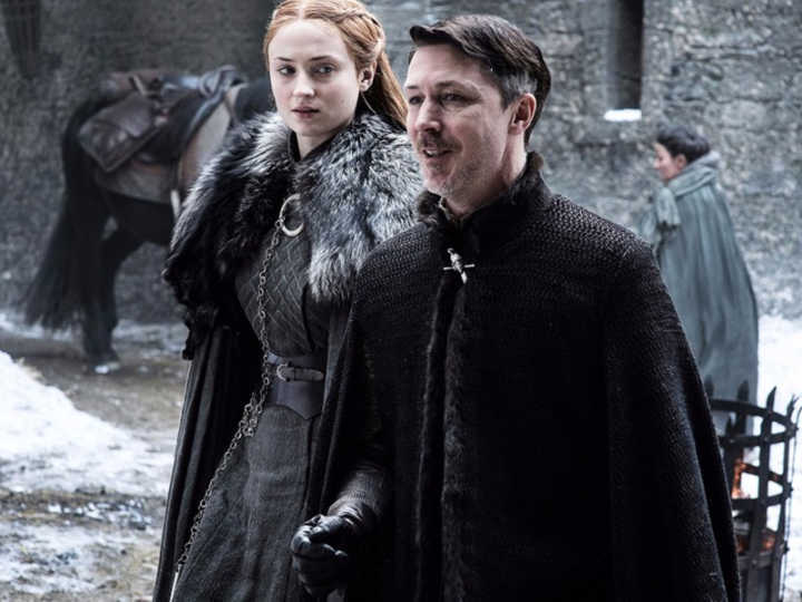 Sansa Stark e Petyr Baelish (Mindinho) em “Game of Thrones”