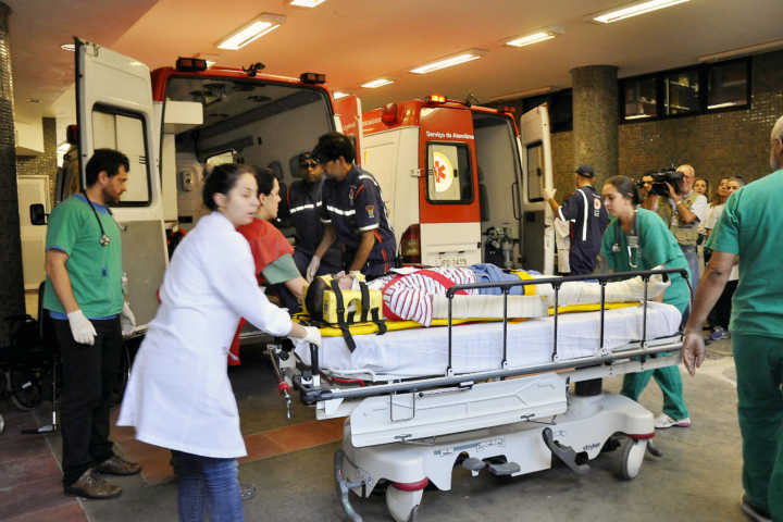 Simulação de atendimento médico com SAMU e ambulância