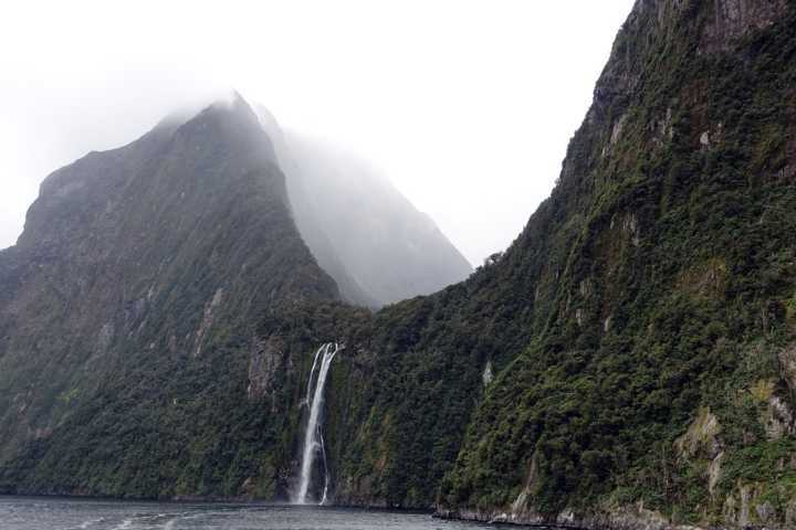 A melhor opção para apreciar a cachoeira é fazendo um voo por cima dela