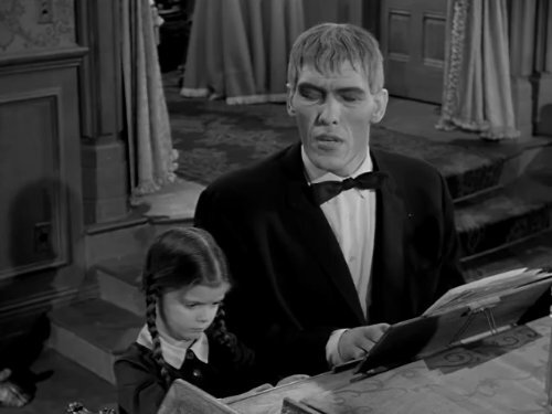 Vandinha (Lisa Loring) e Tropeço (Ted Cassidy) na série “A Família Addams”