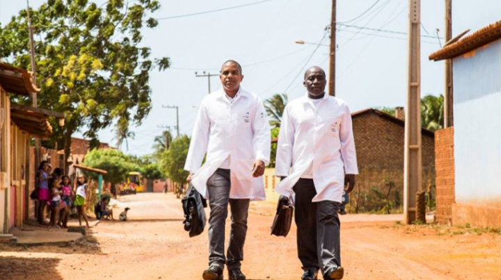 O filme acompanha o dia a dia dos médicos cubanos Raúl Hernadez e Marlon Marinho