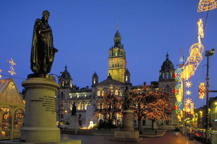 Praça George, em Glasgow (Escócia), com decoração natalina