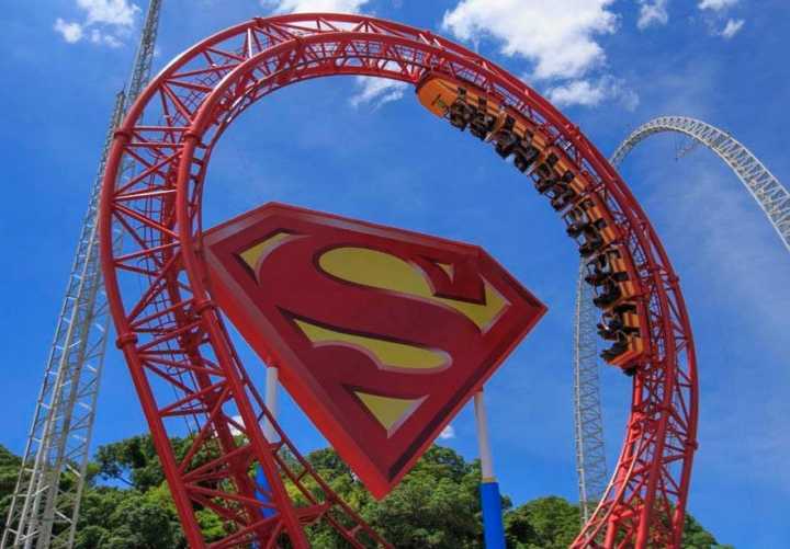 A super montanha russa do Superman no Hopi Hari vai de 0 a 80 km/h em 1,8 segundo e é o destaque da área da Liga da Justiça