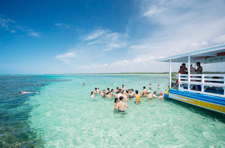Turistas mergulham próximos a corais em Paripueira