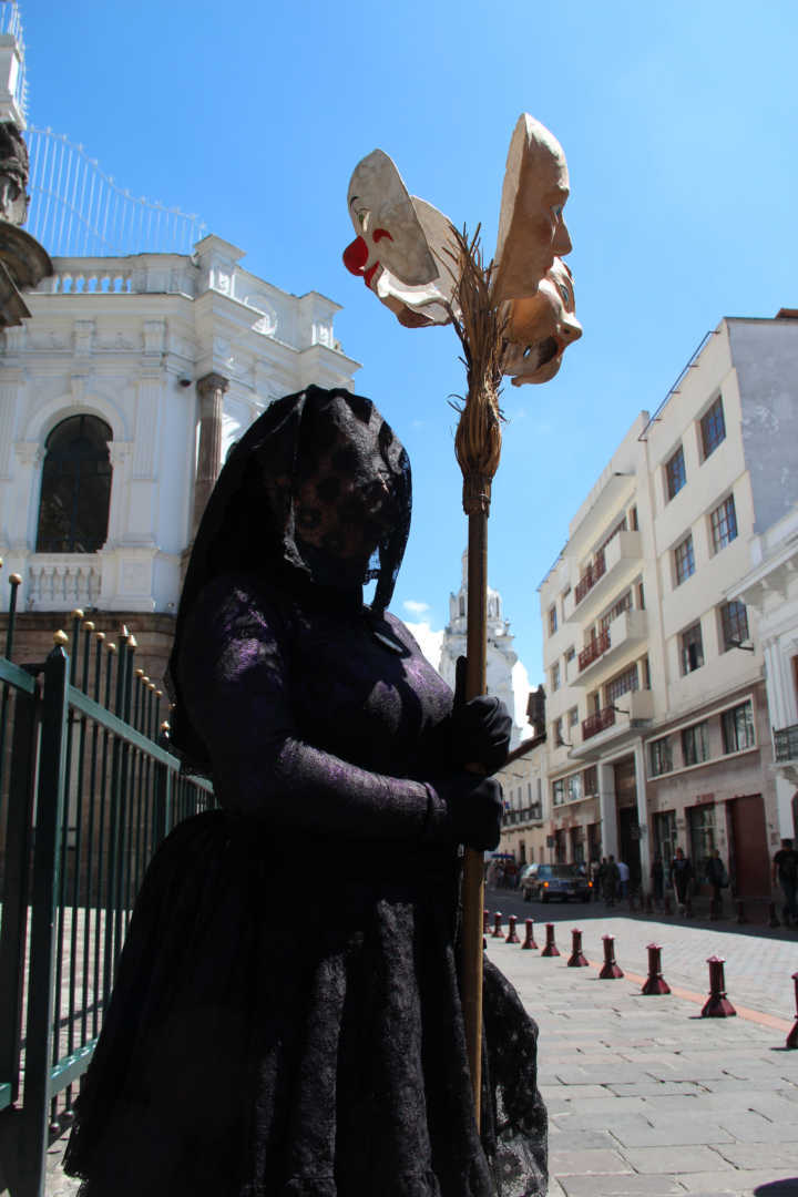 Atriz conduz turistas em passeios pelo Centro Histórico de Quito