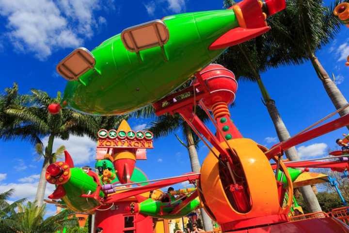 As naves espaciais do Marvin, o Marciano, do Looney Tunes, é um dos destaques da área infantil do parque