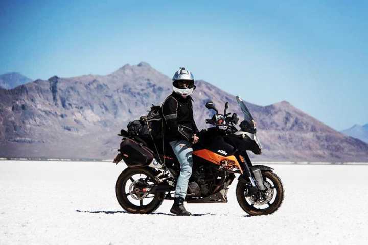 Pedro no Bonneville Salt Flats, em Utah, nos Estados Unidos