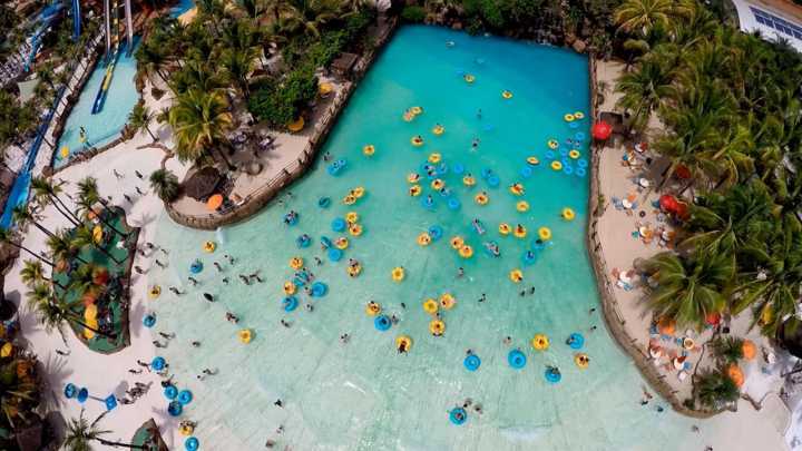 Vista aérea de um das duas piscinas com ondas do Thermas dos Laranjais