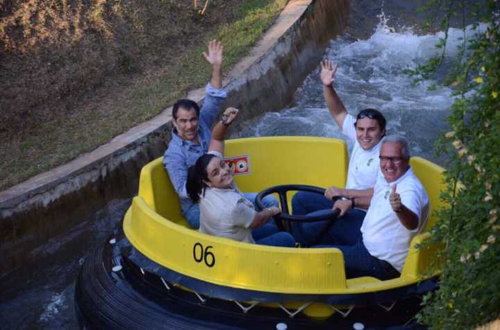 De óculos à direita o novo presidente do Hopi Hari, José David Xavier, testando o Rio Bravo com sua equipe