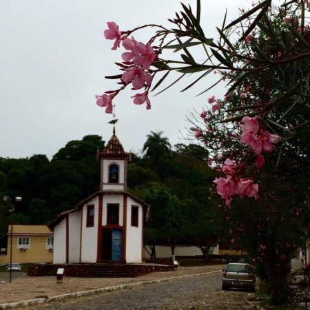 Por dentro, a pequena Capela Nossa Senhora do Ó é totalmente ornada com painéis de inspiração oriental