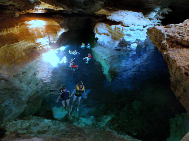 A transparência da água do Poço Azul nos faz parecer que estamos flutuando no espaço