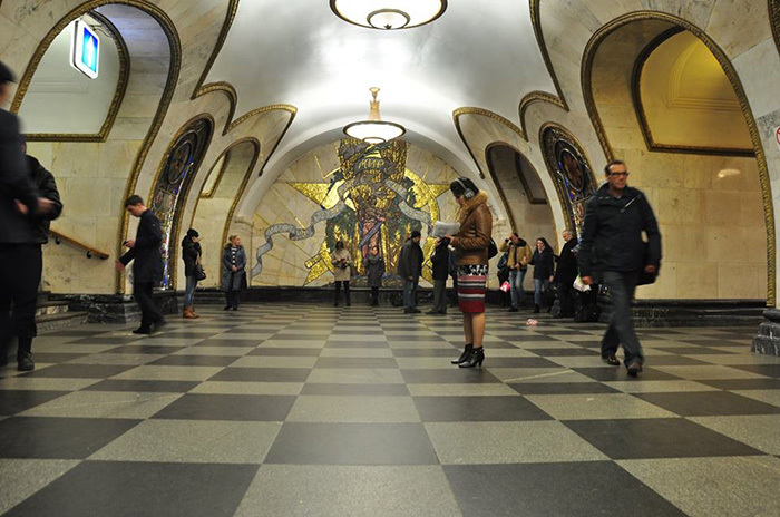 Estação de metrô movimentada em Moscou