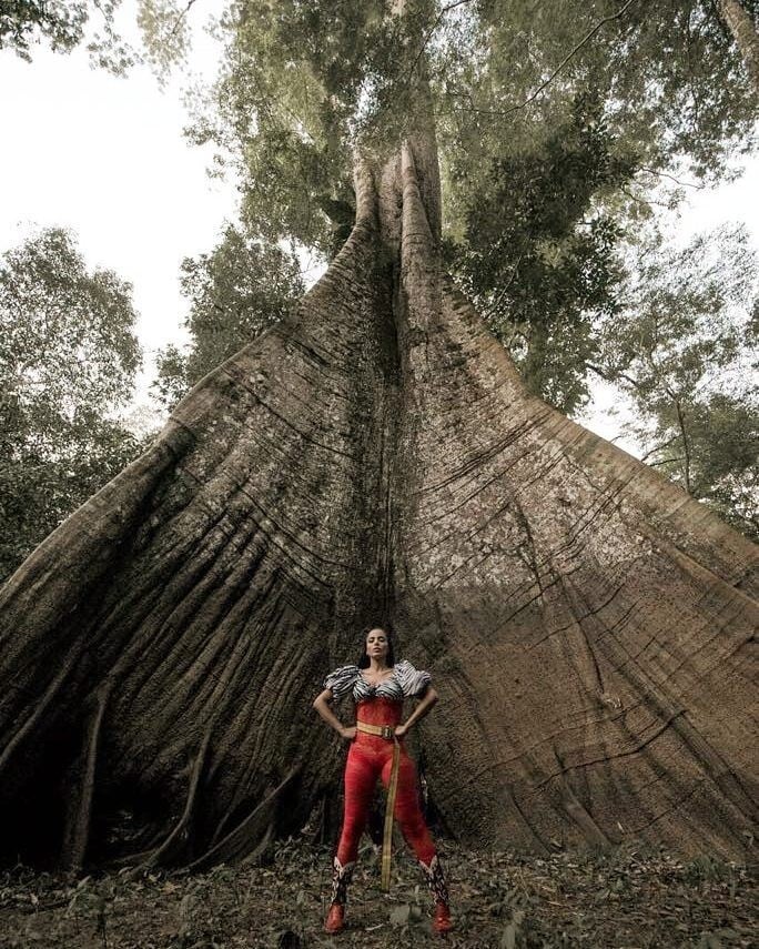 Versão vermelha da roupa citada por Anitta na entrevista