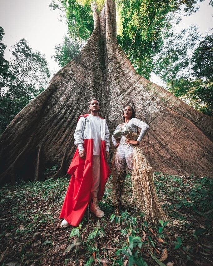 Alesso e Anitta, com look inspirado na deusa Gaia